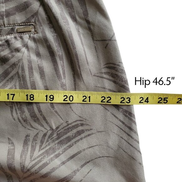 White House Black Market NWOT The Short High Rise Khaki Palm Print Size 14 - Picture 13 of 16